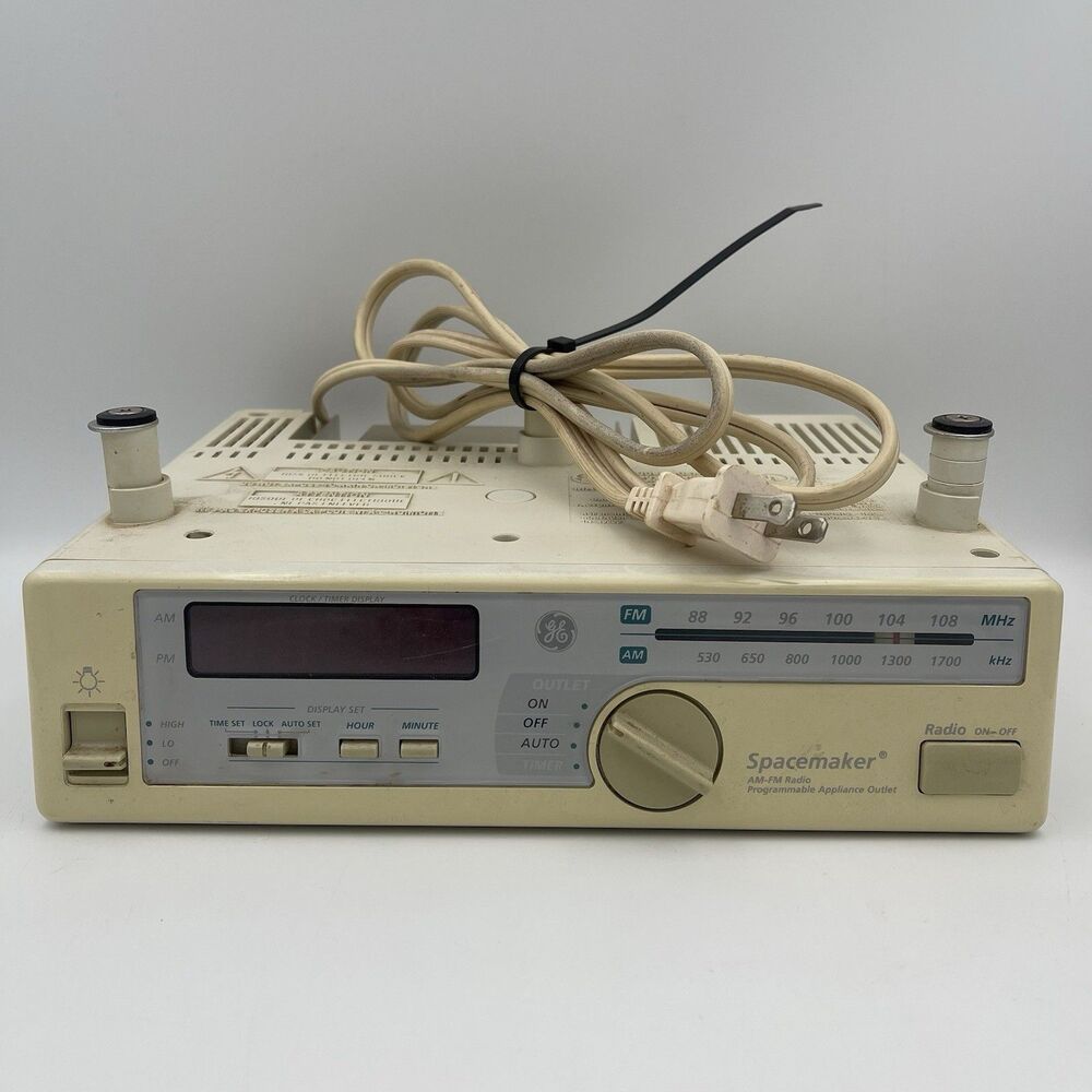 GE Spacemaker 7-4232A Under Cabinet Clock Radio AM/FM Appliance Outlet - Tested